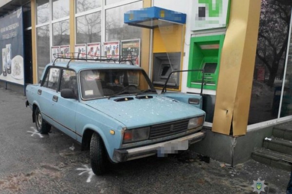 В Северодонецке автомобиль врезался в магазин (фото)