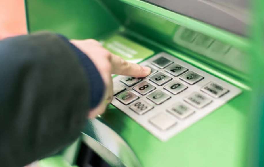 Оккупанты отключили банкоматы на Луганщине