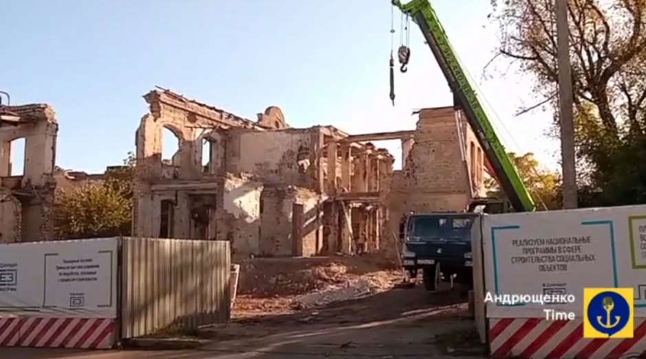 В Мариуполе россияне уничтожили здание школы, которому более 120 лет
