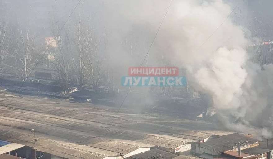 В окупованому Луганську на ринку спалахнула пожежа