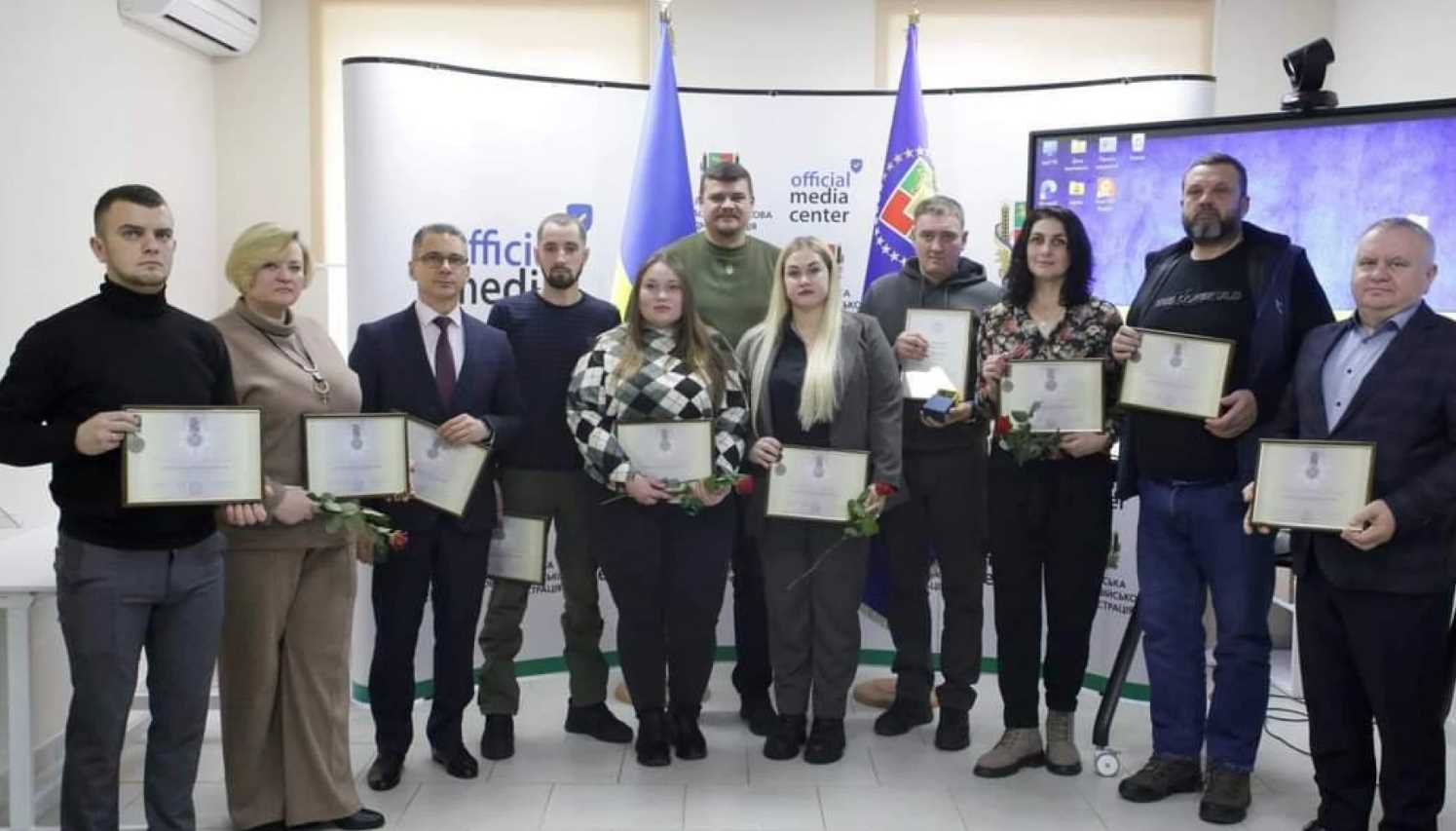 Отличия "Золотое сердце" и "За оборону Украины" получили волонтеры с Луганщины