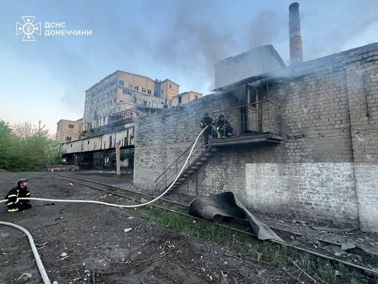 В Донецкой области из-за обстрелов РФ горели жилые дома и предприятие
