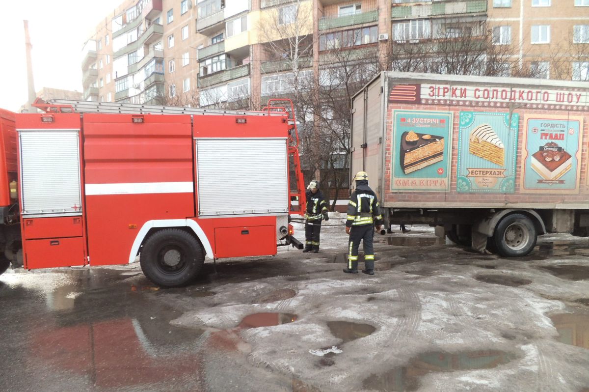 В Краматорске посреди улицы застрял грузовик (фото)