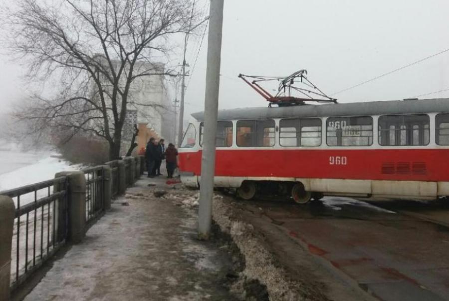 В Донецке трамвай сошел с рельсов (фото)