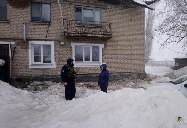 Под Луганском рухнула крыша многоквартирного дома (фото)
