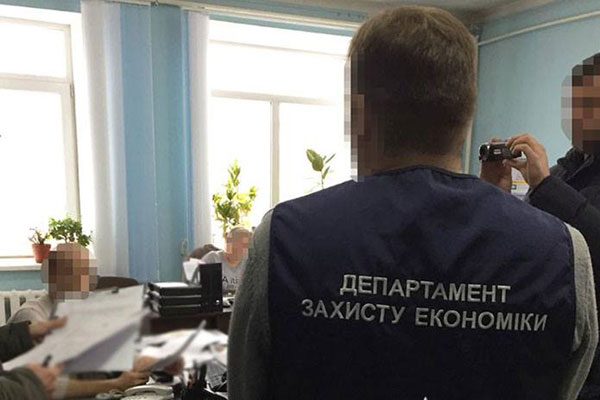 На Луганщине начальник отдела Службы автодорог попался на взятке