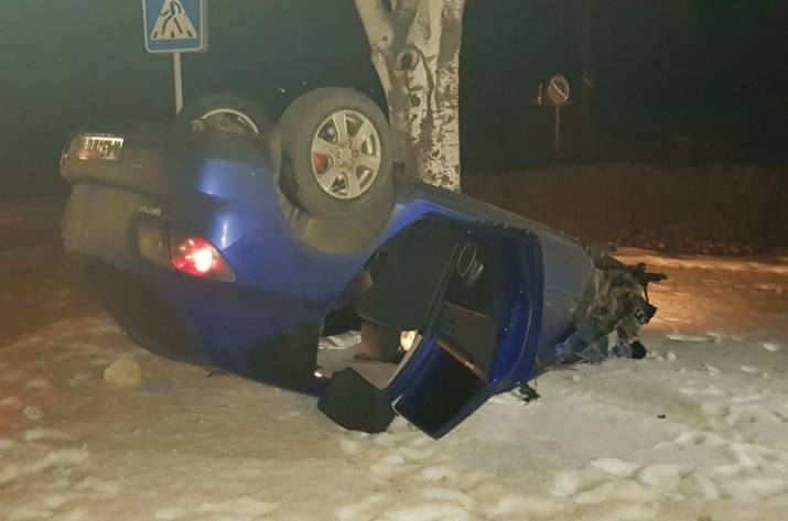 В Луганске перевернулся автомобиль (фото)