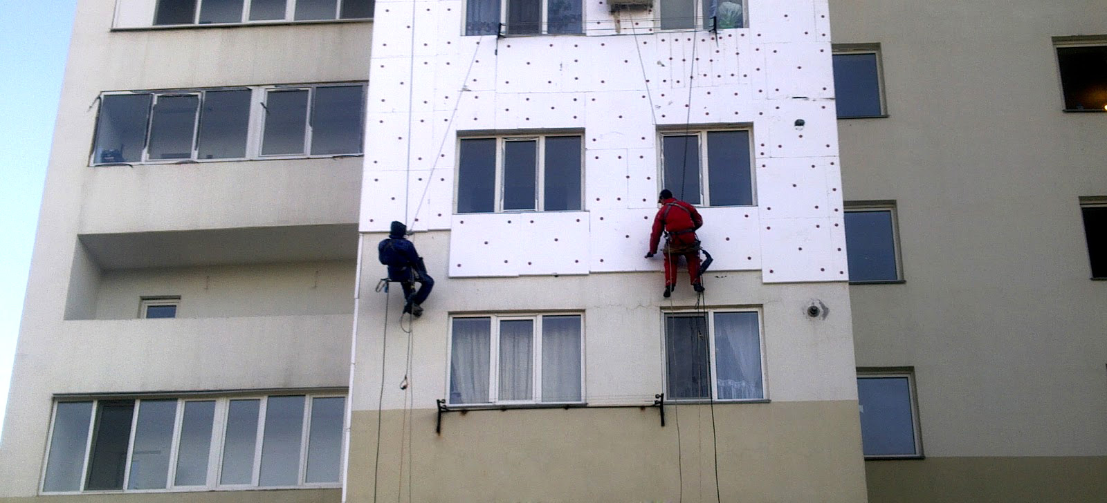 В Мариуполе ремонтируют пострадавшие от обстрелов дома (видео)
