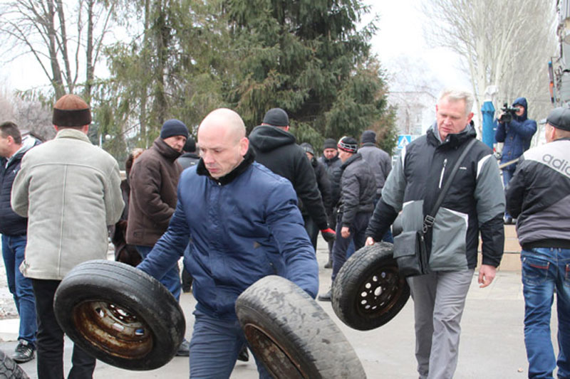 На Донбассе под стены горсовета принесли шины (фото)
