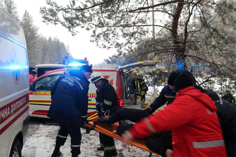 ДТП на Луганщине: пострадавших доставали с помощью спецсредств