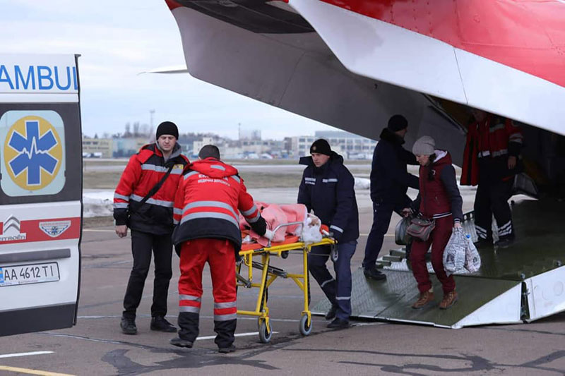 Тяжелобольного ребенка отправили в Киев на самолете спасателей (видео)