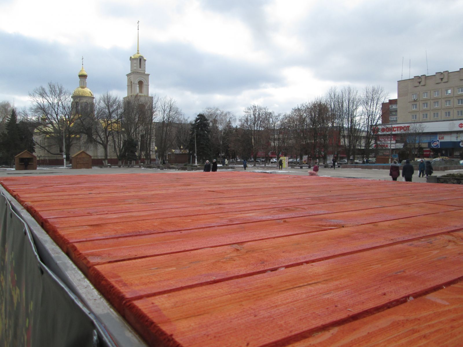 В Славянске обновили центральную сцену города (фото)