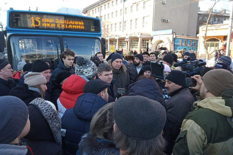 В Мариуполе люди перекрывали дорогу (видео)