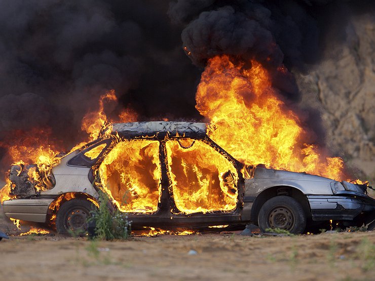 В Покровске сгорел автомобиль, приехавший на помощь (видео)
