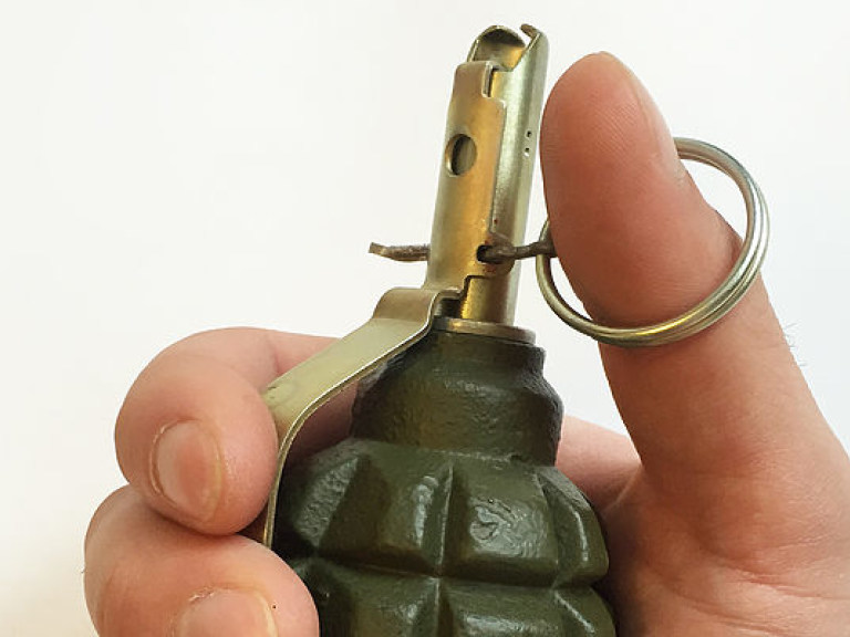 В Донецке нашли гранату возле школы 
