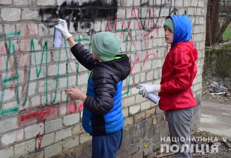 На Донетчине дети уничтожили уличную рекламу