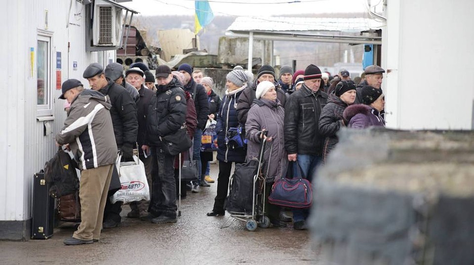 На КПВВ "Станица Луганская" наладили необычный "бизнес"