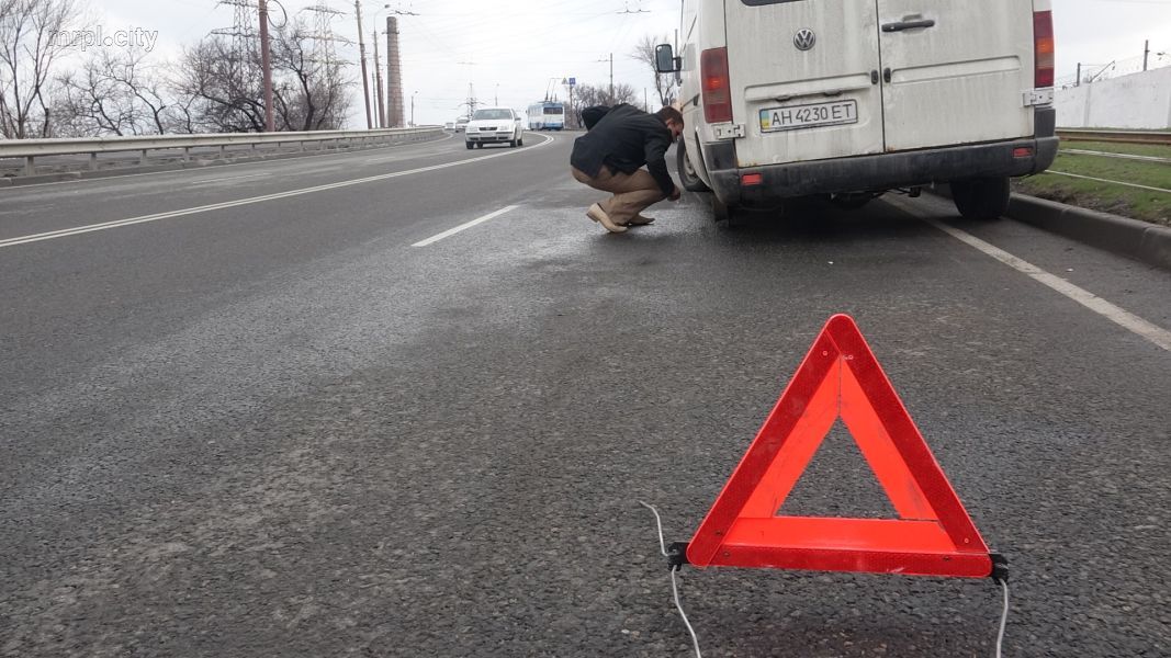 В Мариуполе у микроавтобуса на ходу отвалилось колесо (фото)