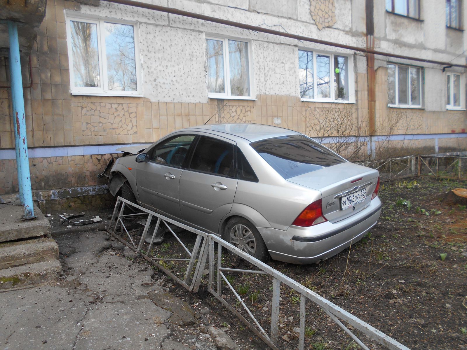 В Харцызске пьяный водитель врезался в многоэтажку (фото)