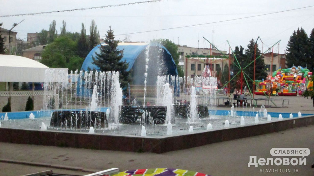 В Славянске открылся главный фонтан (фото)