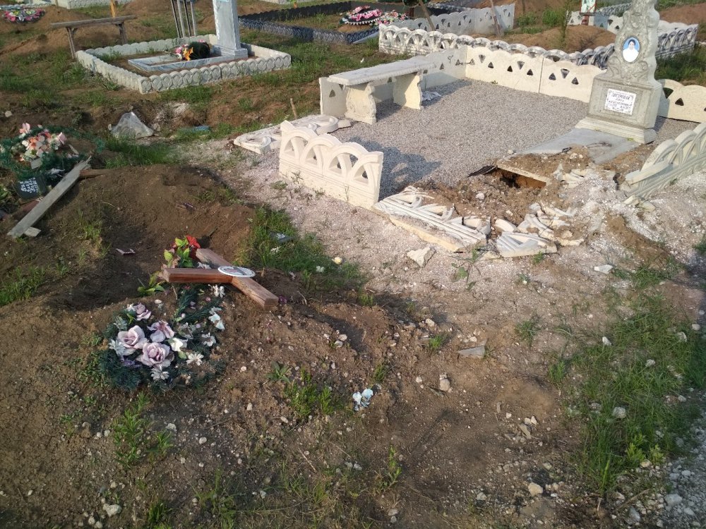 В оккупированном Алчевске разгромили кладбище (фото)