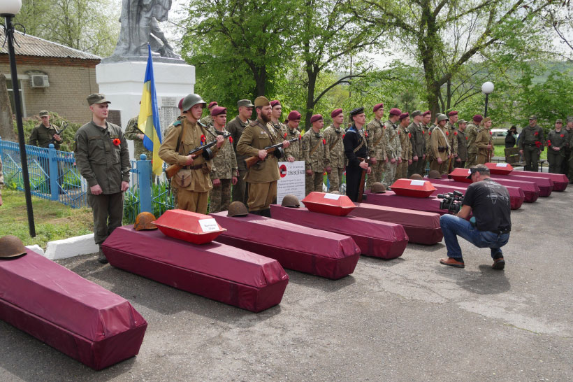 Под Славянском похоронили солдат (фото)