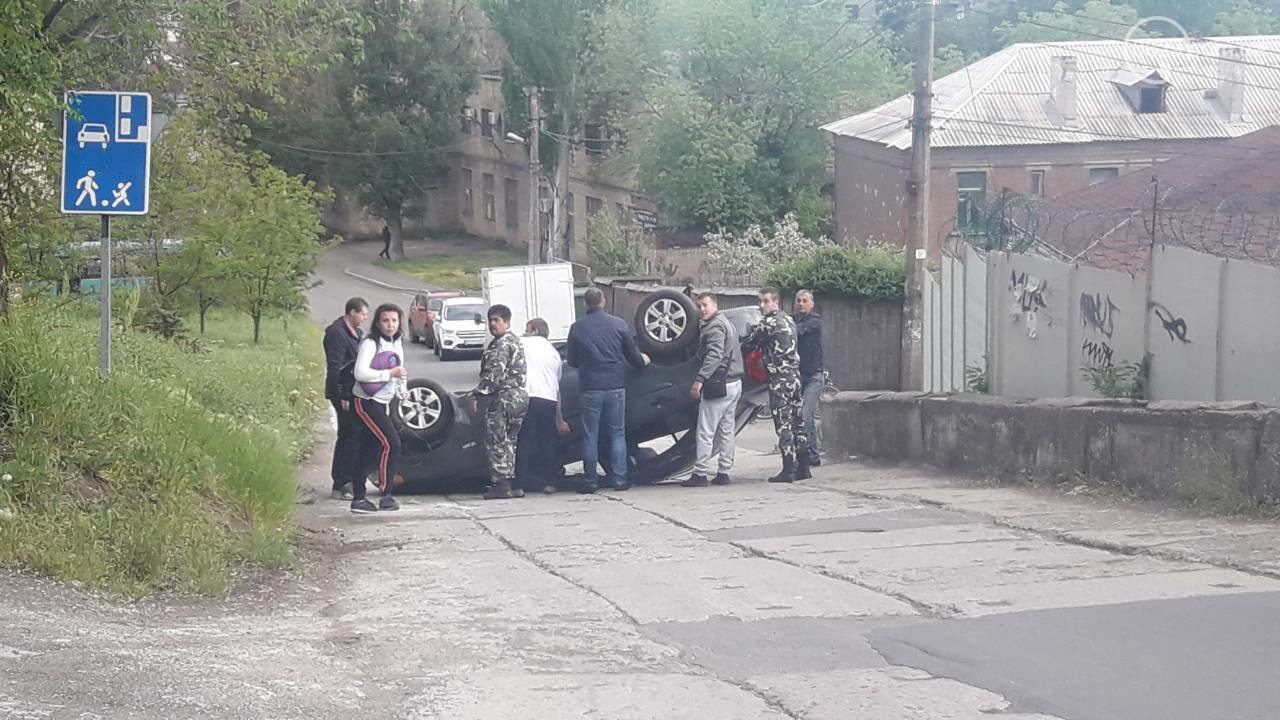 В Мариуполе перевернулась машина (фото)