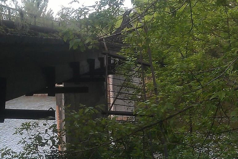 В Славянске вандалы раскурочили мост (фото)