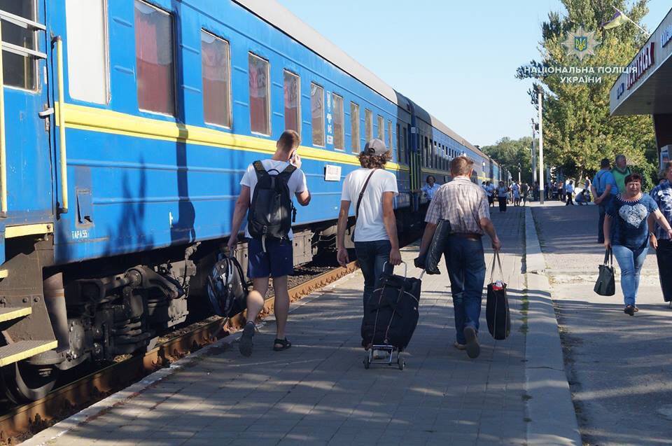 В Рубежном пассажир выбросил из поезда пакет с гранатами