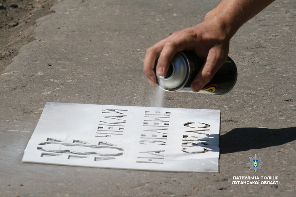 На дорогах Луганщины появились необычные надписи (фото)