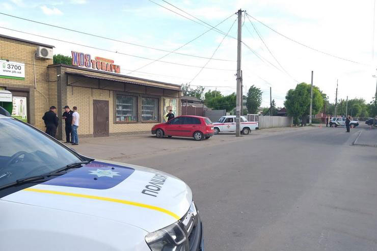 Гранату в отделении банка взорвал журналист из Луганска (фото 18+)