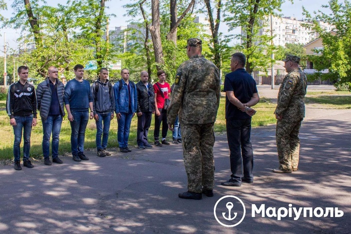 Мариупольчан забрали в армию (фото)