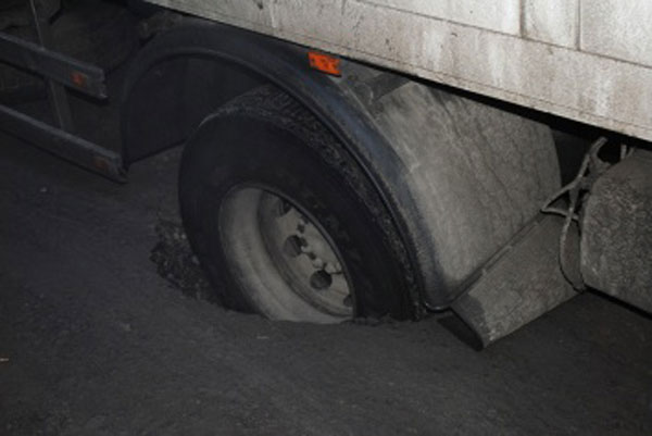В Краматорске грузовик провалился в яму (фото)