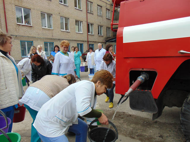 Отключение насосных на Донбассе: спасатели подвозят воду