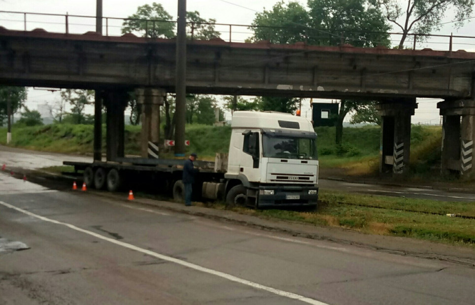 В Мариуполе спецмашина заблокировала движение трамваев (фото)