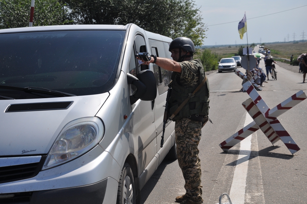 На КПВВ Донбасса - очереди