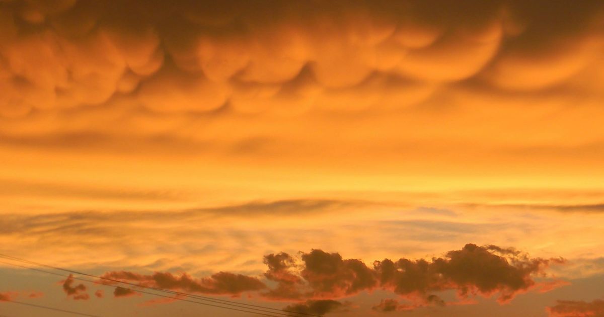 В Мариуполе заметили оранжевое облако (фото)