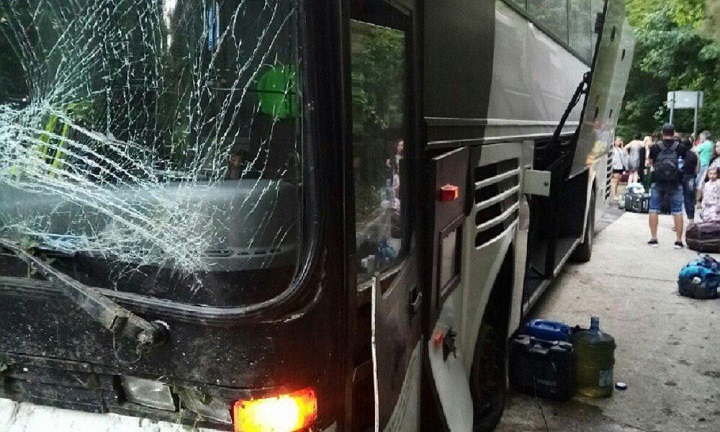 Автобус из Донецка врезался в ограждение на горном серпантине (фото)