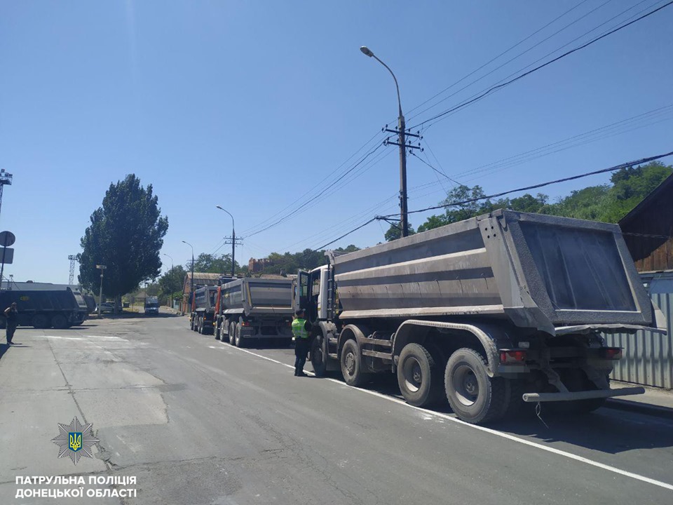 В Мариуполе грузовики заблокировали проспект (фото)