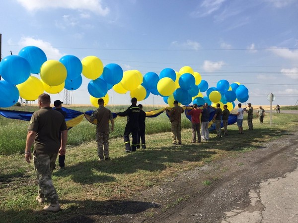 В сторону Донецка отправили украинский флаг на воздушных шарах (фото)