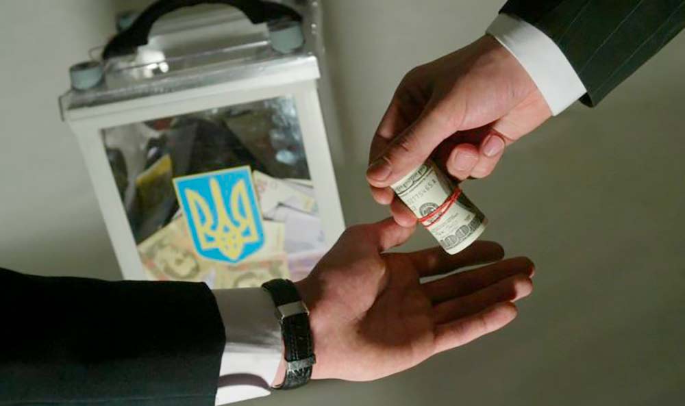 На Луганщине избирателей подкупали очками и хлебом 