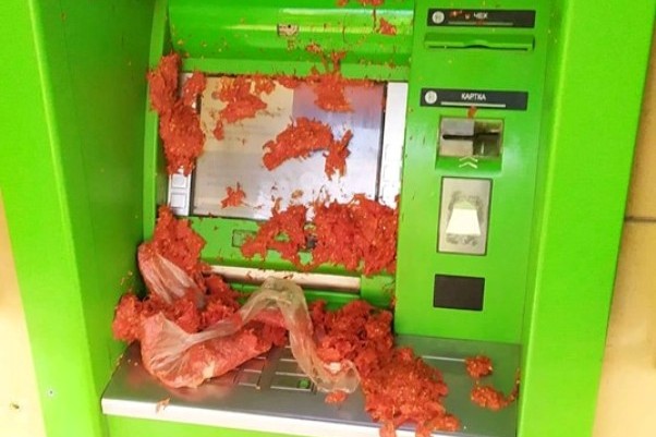 В Краматорске поглумились над банкоматом (фото)