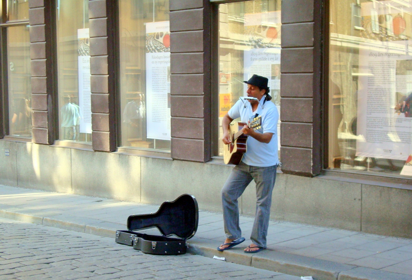 Играют на улице песни. Уличные музыканты. Музыканты на улице. Уличный певец. Музыканты на улицах Москвы.