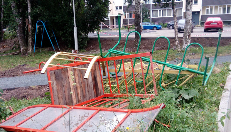 В Покровске вандалы разнесли детскую площадку (видео)