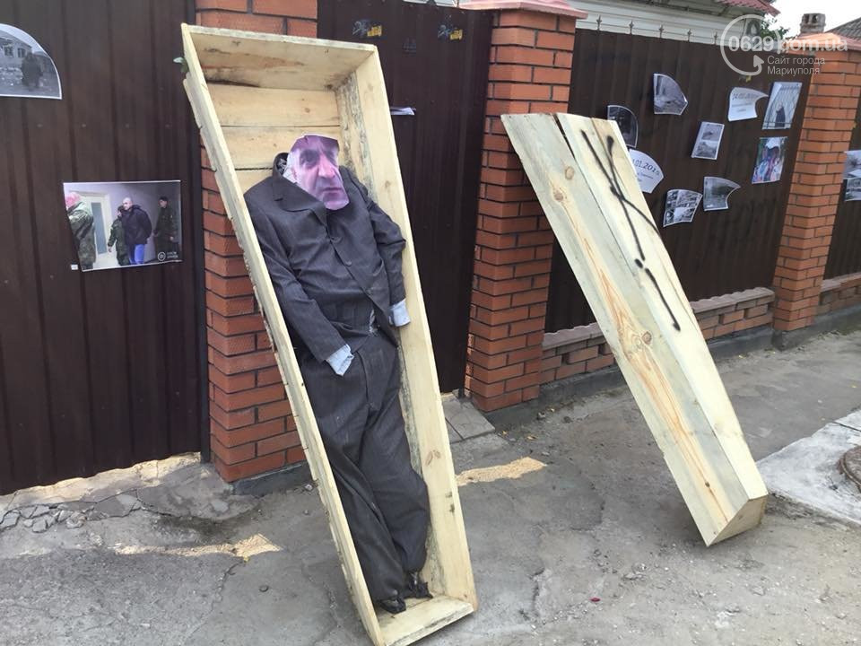 В Мариуполе к дому экс-боевика принесли гроб с чучелом (фото, видео)