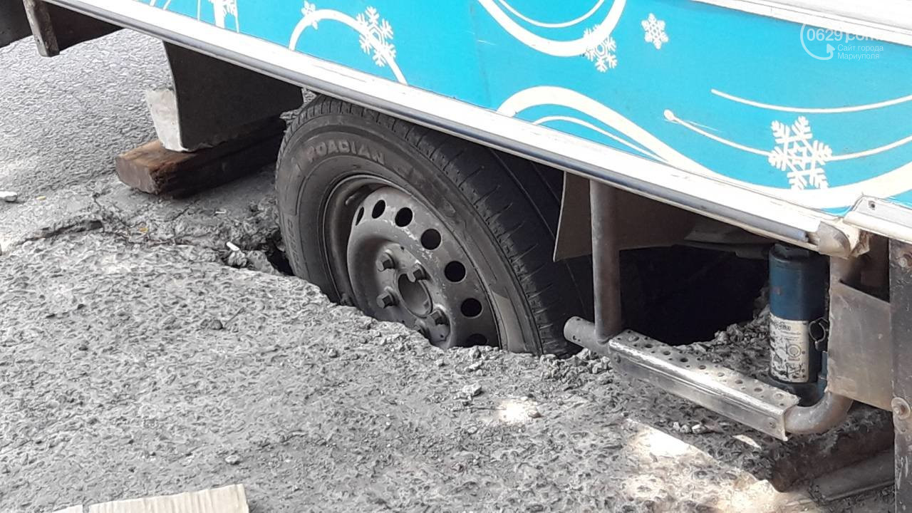 В Мариуполе грузовик провалился в канализацию (фото)