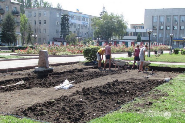 В Покровске ставят новый памятник (фото)