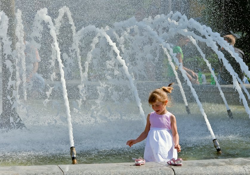 Мэрия Новогродовки просит людей не купаться в фонтане