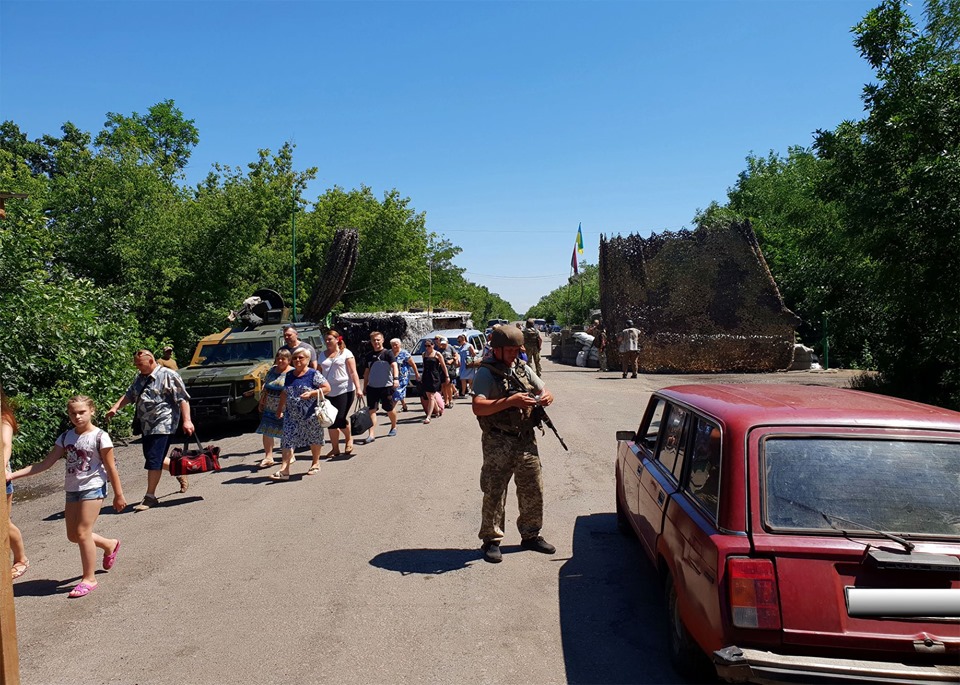 За неделю десятки жителей Донбасса покинули дома