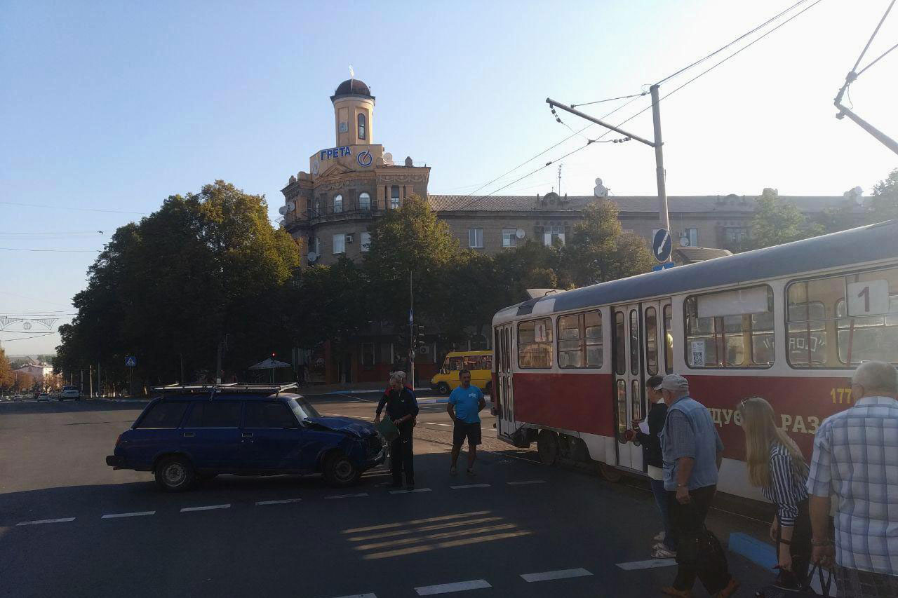 В Дружковке ВАЗ врезался в трамвай (фото)